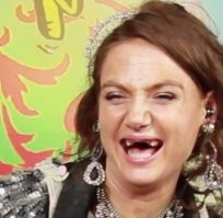 Девушка чуть не съела обручальное кольцо, спрятанное в пироге