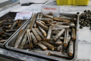 Это конечно не мидии. Эти двустворчатые моллюски относятся к семейству solenidae и по-научному называются solen marginatus. В Португалии их называют «лингеира у» (lingueirão), что можно перевести как «большой язык». В доковидные времена, в отпуске кушал в Испании, очень вкусно.