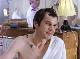 Однако, к примеру, Вицину это удавалось филигранно.
Так же можно вспомнить Крамарова, Мягкова, Бурков был в жёсткой завязке, когда играл в "С лёгким паром*, Баталов не пил из-за больной печени, но это не помешало сыграть сцену в"Москва слезам не верит".