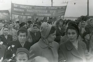Первомайская демонстрация на Ленинской дамбе в Казани. 1963г.