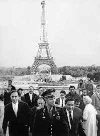 Гагарин был во Франции в 1963 году. Мог бы заехать в этот центр космических исследований, рассказать, что с млекопитающими в космосе все норм. Чуваки то явно не в курсе были. И денег бы сэкономили, и котиков зря не мучали.