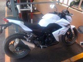 Женщины и на 4х то колесах не особо хорошо ездят, а на 2х и подавно. А уж эти бешенные табуретки это вообще швах, у них управление кажется простым -- типа знай ручку крути и тормози, а на самом деле это не так, практически все хоть раз с них падают. Их как понимаю трое было и размерами европейцы да и мы не тайцы и по 5 чел на одну бешенную табуретку не в лазим, значит у них наверное 2 мотобайка было, мелкая машинешка обошлась бы им примерно в 2 раза дороже, зато все были бы живы.

PS сам тоже падал, так что знаю что говорю. И после того раза брал только нормальные мотоциклы к которым привык и чем могу уверенно управлять хоть и выходит в 2-3 раза дороже бешенной табуретки, но здоровье дороже.