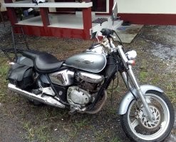 Женщины и на 4х то колесах не особо хорошо ездят, а на 2х и подавно. А уж эти бешенные табуретки это вообще швах, у них управление кажется простым -- типа знай ручку крути и тормози, а на самом деле это не так, практически все хоть раз с них падают. Их как понимаю трое было и размерами европейцы да и мы не тайцы и по 5 чел на одну бешенную табуретку не в лазим, значит у них наверное 2 мотобайка было, мелкая машинешка обошлась бы им примерно в 2 раза дороже, зато все были бы живы.

PS сам тоже падал, так что знаю что говорю. И после того раза брал только нормальные мотоциклы к которым привык и чем могу уверенно управлять хоть и выходит в 2-3 раза дороже бешенной табуретки, но здоровье дороже.