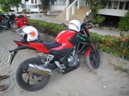 Женщины и на 4х то колесах не особо хорошо ездят, а на 2х и подавно. А уж эти бешенные табуретки это вообще швах, у них управление кажется простым -- типа знай ручку крути и тормози, а на самом деле это не так, практически все хоть раз с них падают. Их как понимаю трое было и размерами европейцы да и мы не тайцы и по 5 чел на одну бешенную табуретку не в лазим, значит у них наверное 2 мотобайка было, мелкая машинешка обошлась бы им примерно в 2 раза дороже, зато все были бы живы.

PS сам тоже падал, так что знаю что говорю. И после того раза брал только нормальные мотоциклы к которым привык и чем могу уверенно управлять хоть и выходит в 2-3 раза дороже бешенной табуретки, но здоровье дороже.