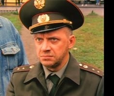 Трапеза кота с непривычного ракурса