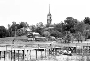 Где то видел современное фото этого места.  Колокольня на месте и дом в 2 этажа тоже.