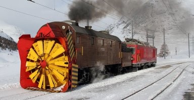 Вот такой штукой надо поезда осныщать. И сразу на котлеты! Вагон-ресторан свежайшей кухни.