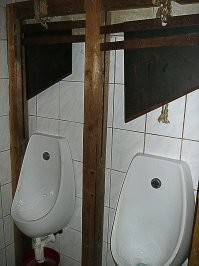 Туалет с интересными дизайнами кабинок