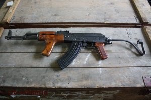 По ручке перед рожком можно предположить, что это румынская модификация АК. Одним словом - румын!