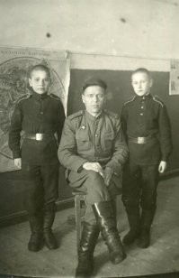 Воспитанники Тульского СВУ Рябчий Рем и Хитров Николай  с капитаном Емельяненко. 2 февраля 1947г.