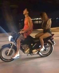 Тут уместней будет подпись "поссорились", вон он аж на бак убежал.