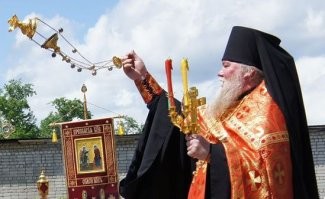 Имена дать это одна сторона вопроса... Самое сложное это хоронить пчел по христианскому обряду. С отпеванием ...