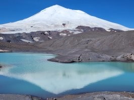 А как без этого? Вроде как самое высокое зарегистрированное озеро в России