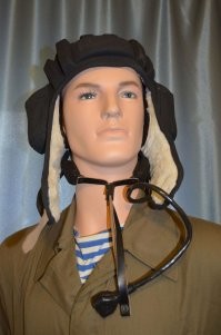 Да не микрофон это ёпта. А ларингофон. Те две черные штучки, что ремешком к шее притягиваются.