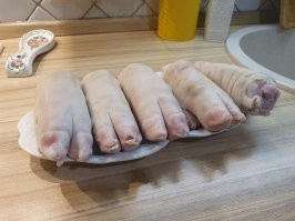 На счет кроличьих ушей не скажу, но когда ради холодца или маринованных ножек рука не поднимается забить кабанчика