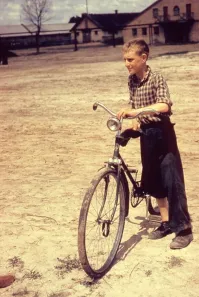 2, может кто знает или помнит - для чего на втулки велоколес резинки привешивали ?