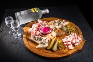 Саке и так-то не особо.
А если смешать с желатином - вообще буэ-э-э-э...

PS хорошая водка, да под хорошую закуску - вот это да