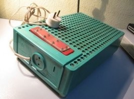 Стабилизатор напряжения, даже знаю почему пластина сверху накручена, клавиша включения лопалась посредине. Для телевизора он подходил по мощности, но гудел сильно, а если подключить источник помощнее, то от нагрева трансформаторов внутри даже корпус плавился.