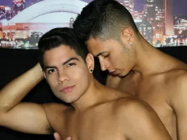 Вот в сеть слили фото водителя "Форд Фокус" со своим женихом, к которому он спешил.