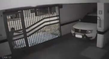 Там нет проёма сверху.

Чернота над решёткой - это балка перед камерой.