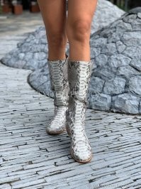 Мужчина поймал питона почти голыми руками