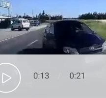 Тут много споров было. 
Если бы, если бы... 

Если бы Гранта тормозила в своей полосе, то или задел бы краем Ниву или вообще бы разминулись.  

Если бы рег не начал уходить на обочину, а тормозил бы в своей полосе, то удар бы был касательный, а не лобовой.  Больше шансов выжить. 

Но создал всю эту ситуацию нивовод.
