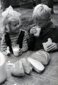 В детстве это сочетание было безупречно, вкус свежего хлеба и холодного молока в деревне...амброзия