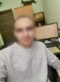 В Питере обдолбанный наркоман изнасиловал 7-летнюю дочь секс-игрушкой.

30-летний Саня вместе с другом употреблял запрещёнку, когда в квартире находились его дети. Вдруг старший ребёнок услышал крики младшей сестры и позвонил матери.

Когда женщина приехала, она обнаружила своего ребёнка в крови   шизоид изнасиловал её интимной игрушкой. Девочку экстренно госпитализировали с серьёзными травмами.