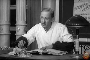 "мужчины, работавшие с бумагами и чернилами, носили подвязки"
Для работы с чернилами носили специальные нарукавники