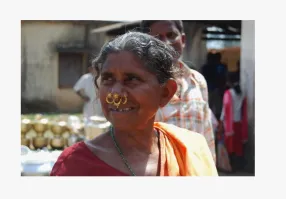 "А если молодая индианка появилась с кольцом в носу, значит она уже готова разделить ложе с супругом" - судя по кольцам, эта "молодая" не просто готова, а прям настаивает. Но супруга, видимо, что-то останавливает...