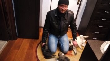 Мелкие из коробки возле мусорки...