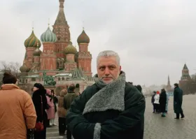 Вот чего их всех тянет в Россию зимой или поздней осенью? Чтобы фотки помрачнее получались? Летом приезжайте)