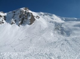 А ещё вот так бывает...
Нашли в нескольких метрах от хозяина. Человек остался жив, но поломало изрядно. 
Это Красная поляна, 2008 год.