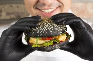 Как вот его есть то? 
Ну понятно, что с аппетитом. Но как бургер его уже сложно кусать. Ножом и вилкой? Святотатство. Если только вручную и без этих дурацких перчаток.