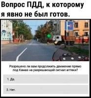У грузовика разметку не видно. Есть она там или нет, утверждать сложно. Знака "главная дорога" или "Уступи дорогу" нет. То, что та дорога оканчивается тупиком, ни на что не влияет. Поэтому резонно предположить, что дороги равнозначные. (Хотя этого знака тоже нет)