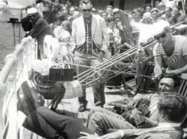 На заднем плане стена людей, это же явно не съемочная бригада.