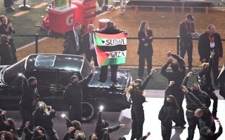 В реальности на поле в перерыве выбежал негр с палестинским флагом. 
Его скрутили охранники через некоторое время.