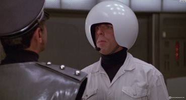 Эй! Осторожнее, идиот! Я сказал перед носом, а не по носу!
  Простите! Стараюсь, сэр!
  Кто сделал этого человека стрелком?
  Я, сэр! Он   мой кузен!
  Кто он?
  Он Задница, сэр!
  Я знаю. Как его зовут?
  Задница, сэр. Майор Задница.
  А его кузен?
  Тоже Задница, сэр! Стрелок первого класса сержант Задница!
  И сколько ж всего у нас здесь Задниц на корабле??
  Я, я, я…
  Я так и знал   я окружён Задницами…   [17:37]