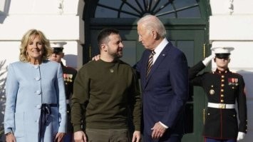 19. Официальное лицо Замунды на торжественном мероприятии в жёлтой блузке и джинсовой куртке? Сомневаюсь!
Ну почему же! Вот: