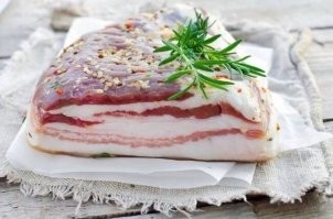 И каждая из этих свинок - это несколько килограммов высококалорийного деликатесного сала!