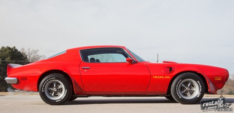 Во времена Элвиса делались самые крутейшие тачки по дизайну. 
Мне очень нравятся эти надежные и радующие глаз автомобили 50 - 60 - 70 - х годов.
Вот прям сразу видно что люди делали на долгое пользование, метала не жалели, понтов тоже. Золотой век автомобилестроения. Не то что нынешнее племя...
Согласен в машинах начиная с 90-х комфорта гораздо больше, но вот не то..