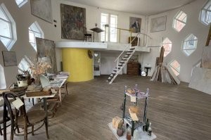 А чего дом Константина Мельникова только с одной стороны? Он со всех сторон интересно выглядит. И внутри тоже.