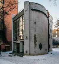 А чего дом Константина Мельникова только с одной стороны? Он со всех сторон интересно выглядит. И внутри тоже.