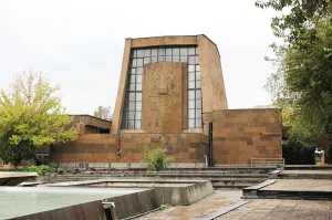 В советское время был расцвет архитектуры в Армении. Аэропорт "Звартноц", Дом камерной музыки. За все 30 лет независимости не построено ничего стоящего. Вернее - ничего. Как и в остальных бывших союзных республиках.