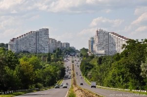 Кишинёв
Жилые квартирные Круглый дом и Ворота города.
И заброшенная высотка на окраине, строилась перед развалом СССР. Здание просело и наклонилось то ли сразу, то ли потом в силу заброшенности. Стало этаким символом печальных реалий.
