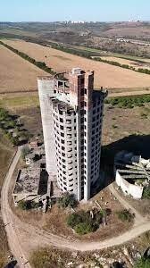 Кишинёв
Жилые квартирные Круглый дом и Ворота города.
И заброшенная высотка на окраине, строилась перед развалом СССР. Здание просело и наклонилось то ли сразу, то ли потом в силу заброшенности. Стало этаким символом печальных реалий.