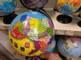 19. Грузинский глобус , это ещё ладно, вот хохлятский глобус это шедевр от  кастрюлеголовых!