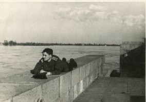 Офицер с курсов усовершенствования командного состава армии  на парапете набережной Днепра. Киев. 1946г.