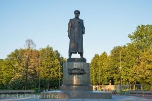 Для альтернативно одарённых минусаторов: Это памятник Жукову на Манежной площади в Москве. А вот в Питере. Улавливаете разницу?