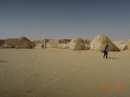 Бывал я в Сахаре. Там реально пекло. На заднем плане достопримечательность, оставшиеся от съемок "Звездных войн" декорации.